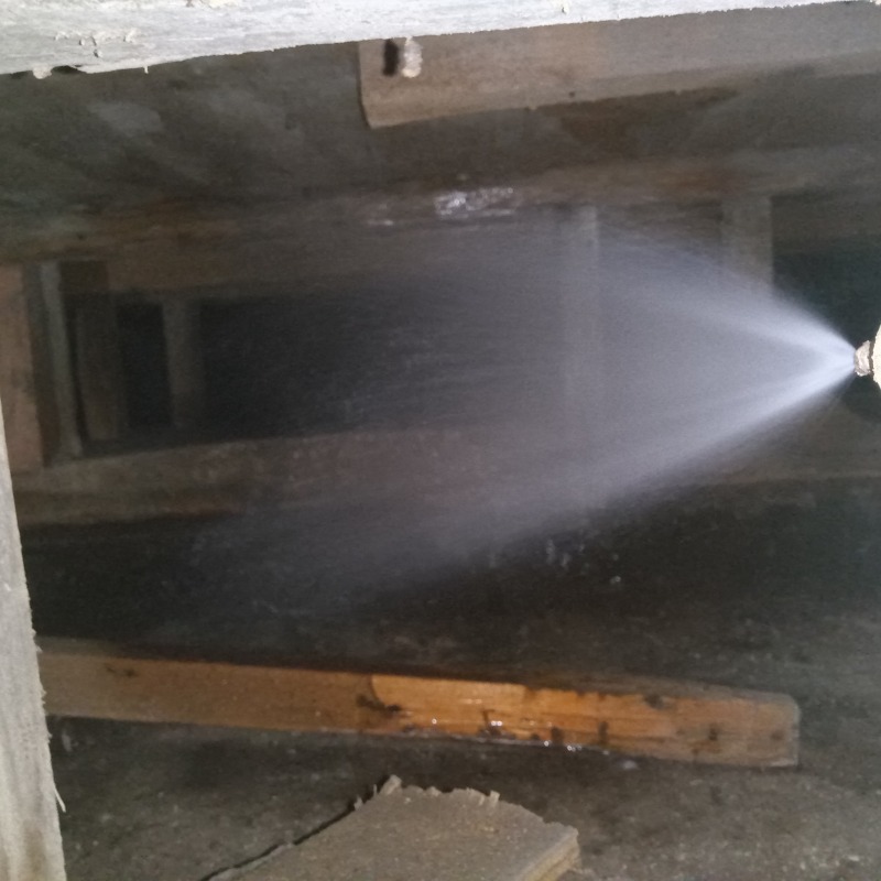 床下の地面にシロアリ駆除剤を散布