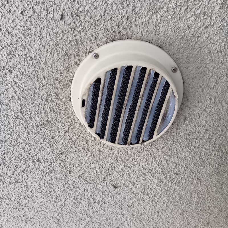 通気口をネットで封鎖