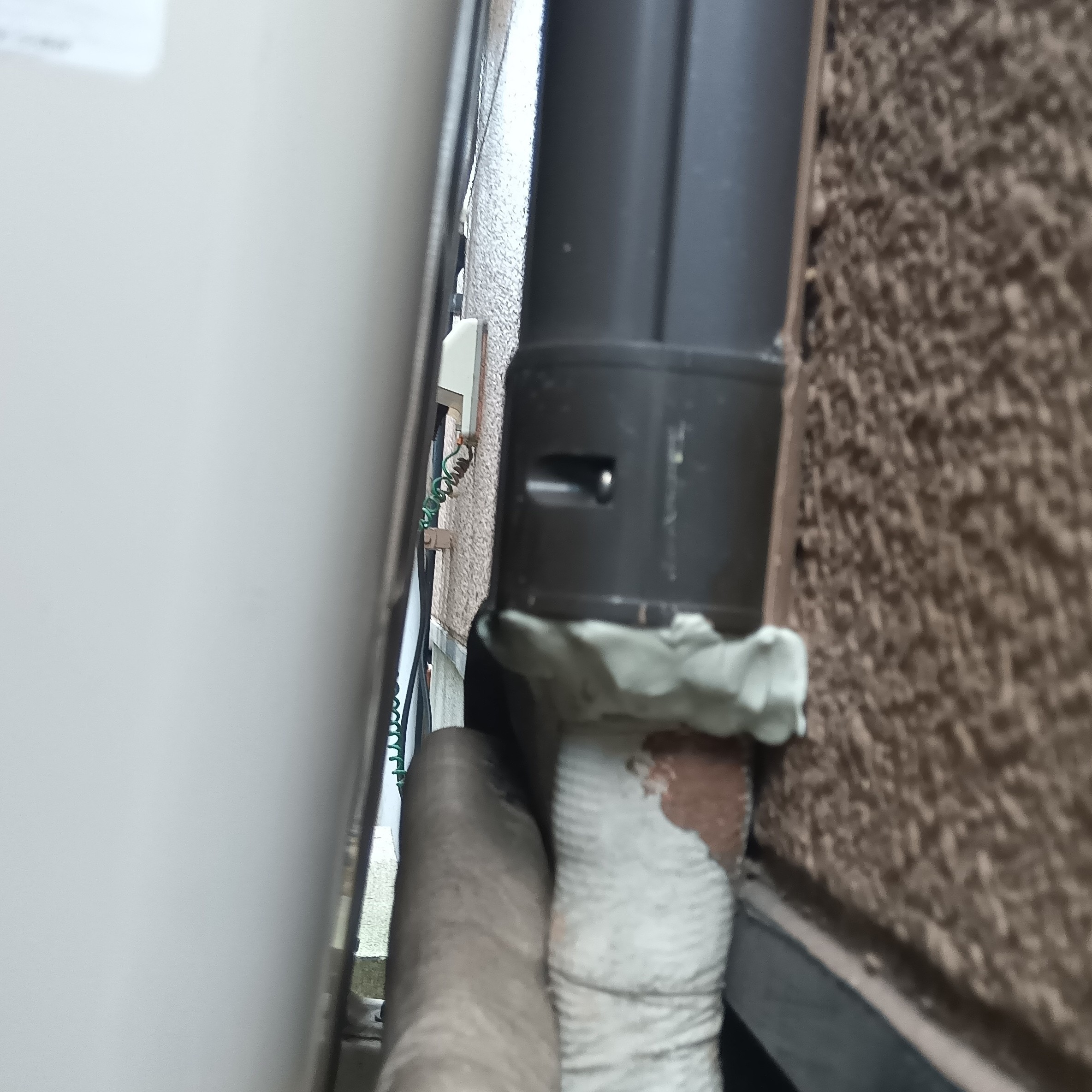 エアコンホースのすき間をふさいだ様子