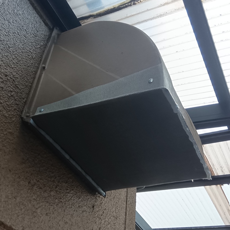 排気口に金網を設置した様子