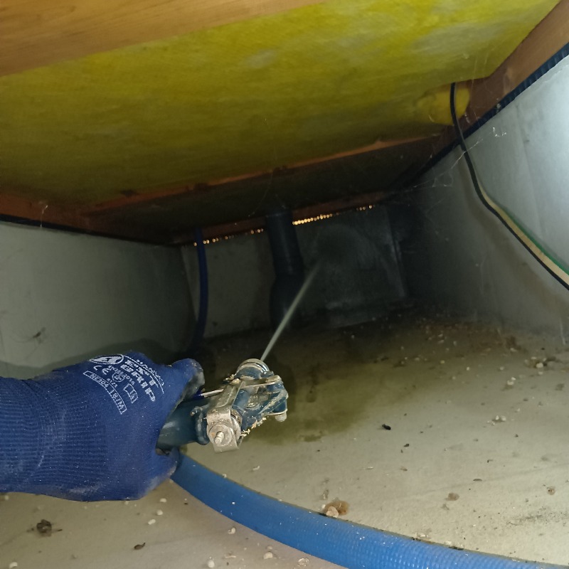 床下の木材に防蟻剤を散布