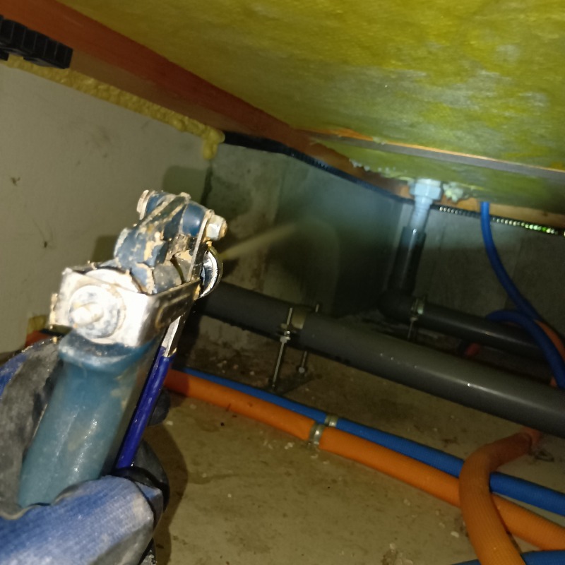 床下の土台付近に防蟻剤を散布