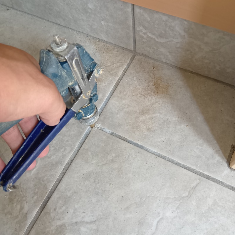 床に穴を開けて防蟻剤を注入