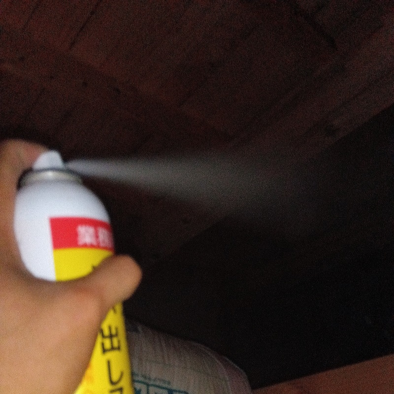 天井裏に忌避剤を散布する様子