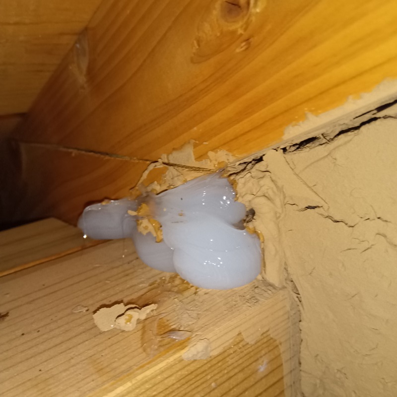 壁のわずかなすき間もパテ埋め