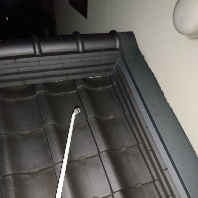 瓦屋根も除菌する様子