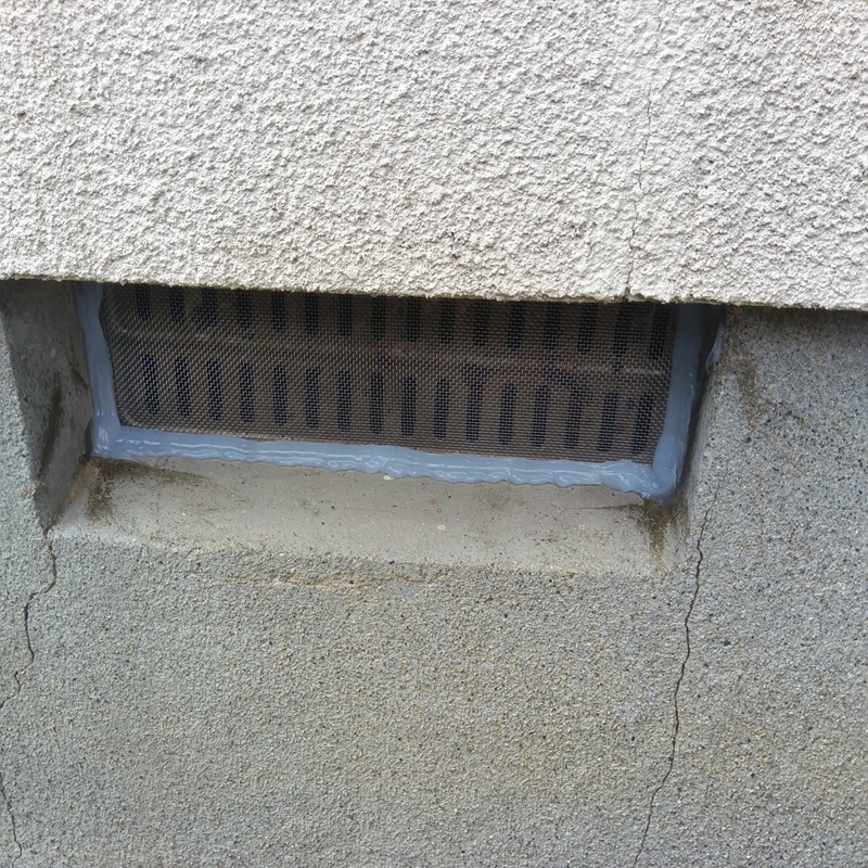 床下換気口を封鎖した様子