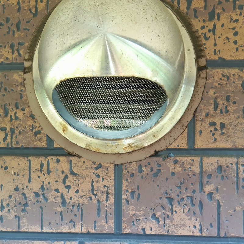 通気口を金網で封鎖した様子