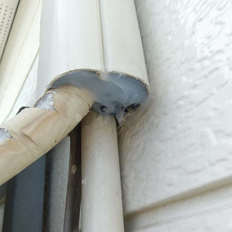 エアコンホースのすき間をパテで埋めて封鎖した様子