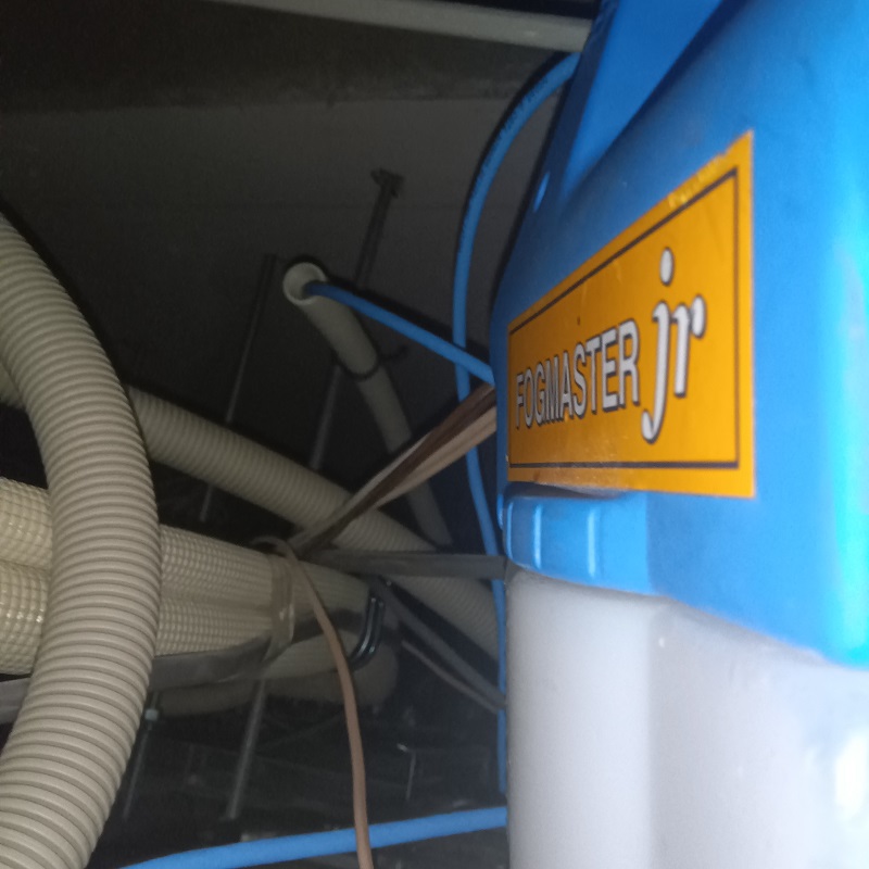 天井裏を除菌・消臭する様子