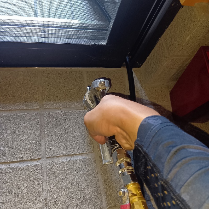 玄関の床に穴を開けてシロアリ駆除剤を注入