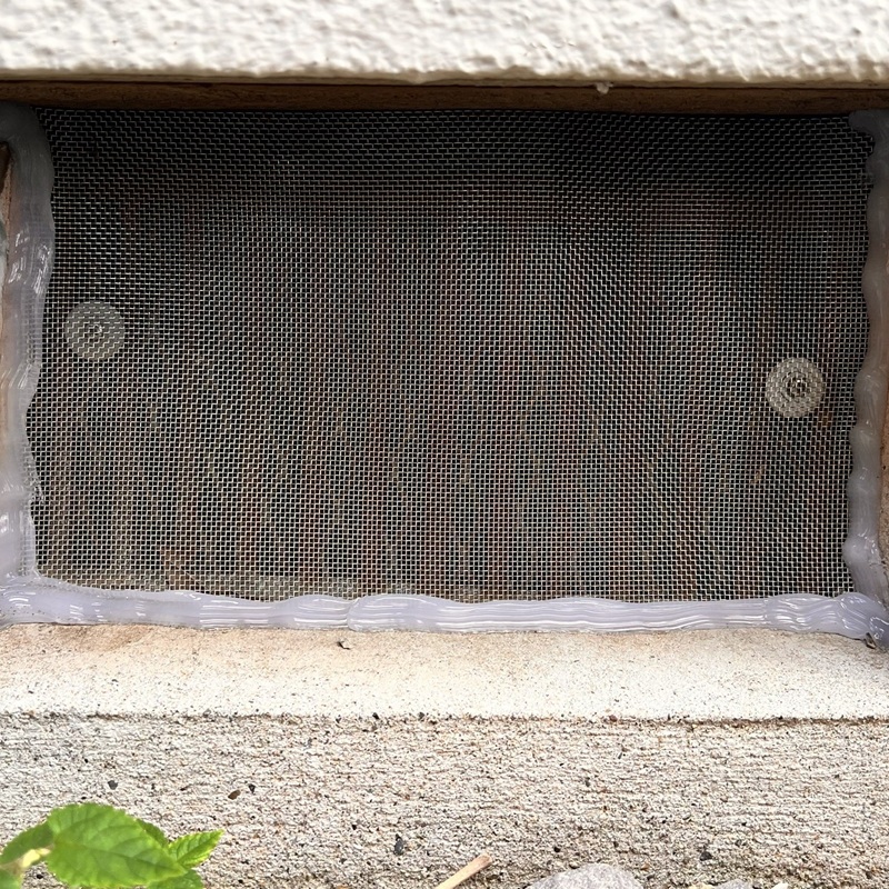 床下換気口に金網を設置