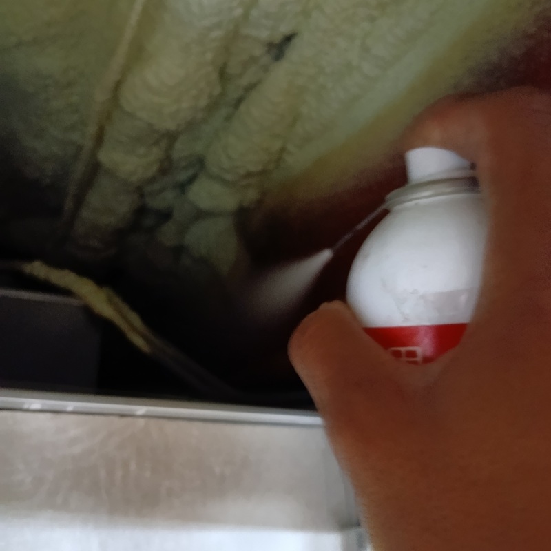 屋根裏に忌避剤散布