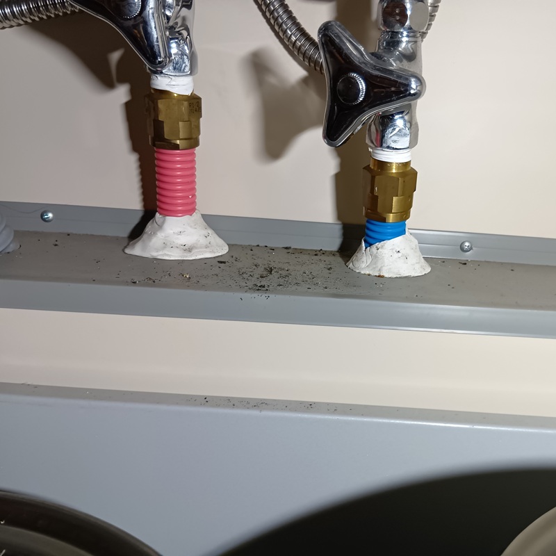 配管のすき間をふさいだ様子