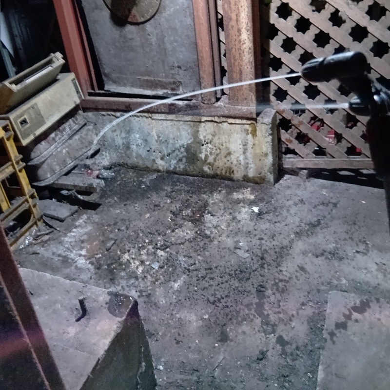 倉庫周辺に除菌・殺虫剤を散布する様子