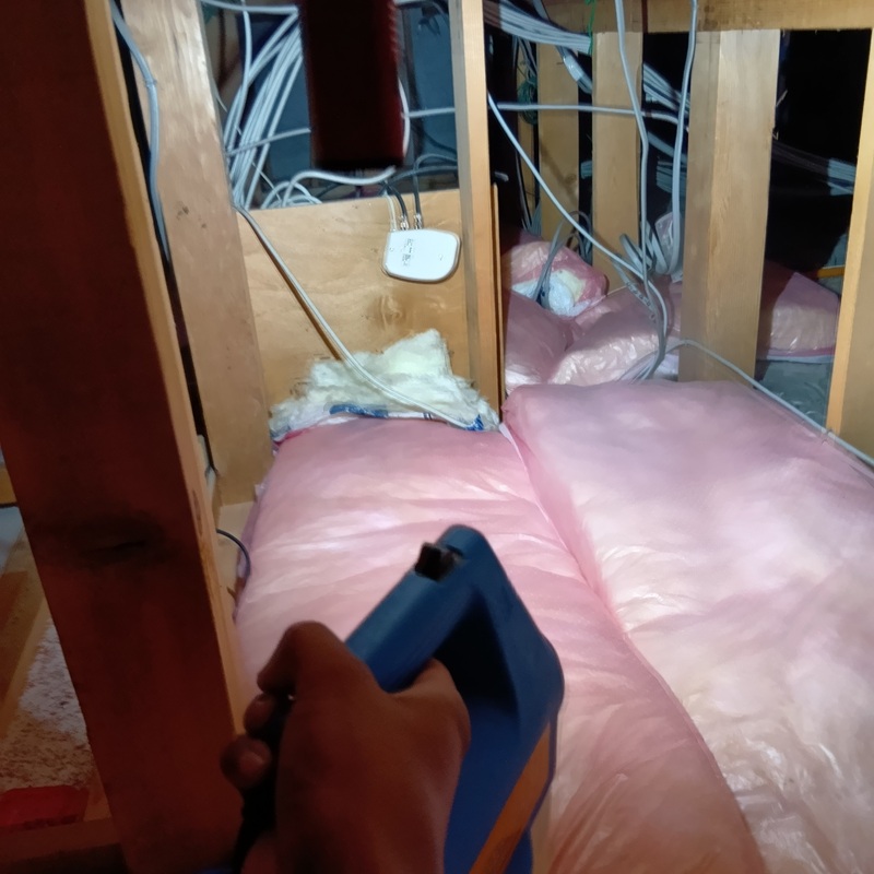 屋根裏に除菌・殺虫剤を散布する様子