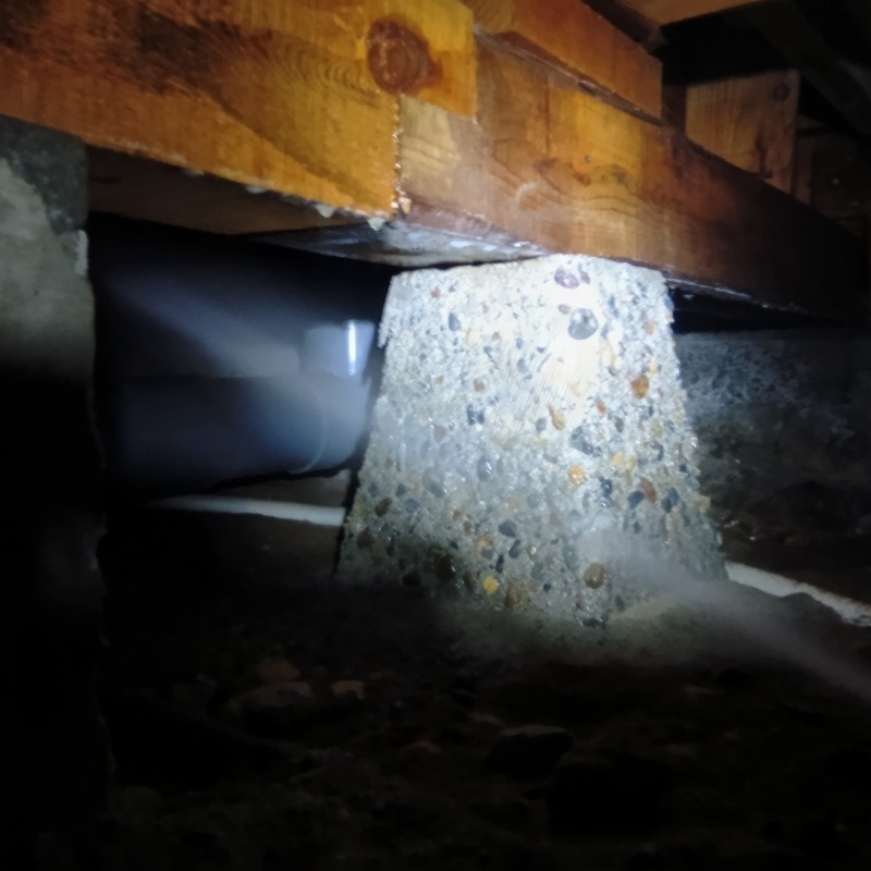 床下の土台まわりにシロアリ駆除剤を散布