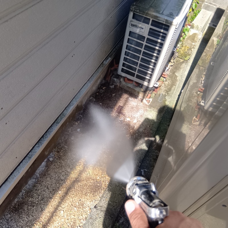 外壁まわりにシロアリ駆除剤を散布