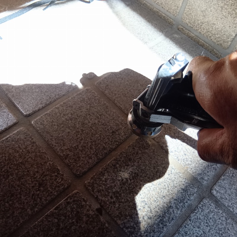 床に穴を開けてシロアリ駆除剤を注入