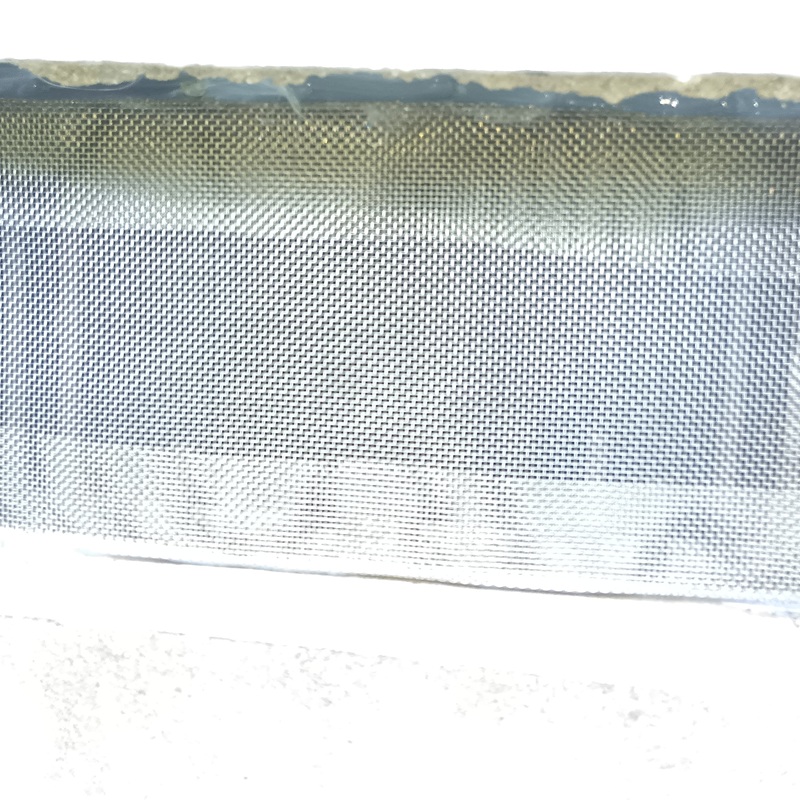 床下通気口に金網を設置