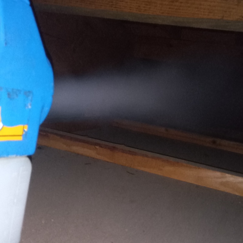 屋根裏に除菌・殺虫剤を散布