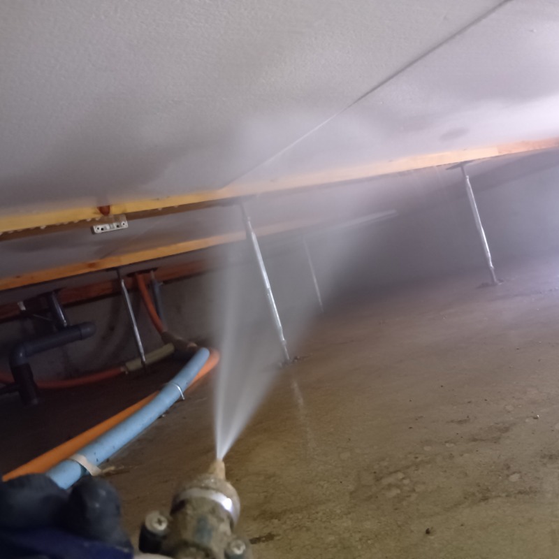 床下の木材に防蟻剤を散布