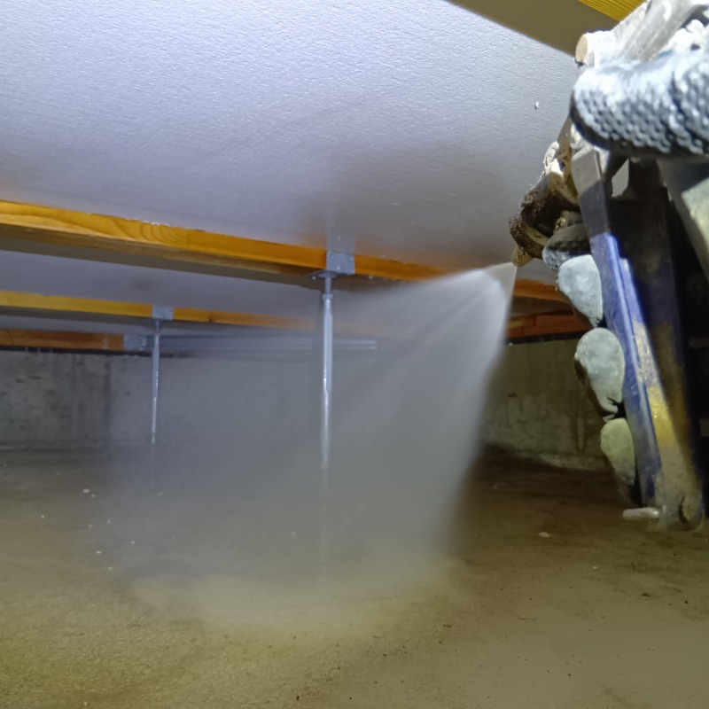 床下の地面に防蟻剤を散布