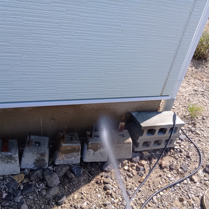 外壁まわりに防蟻剤を散布