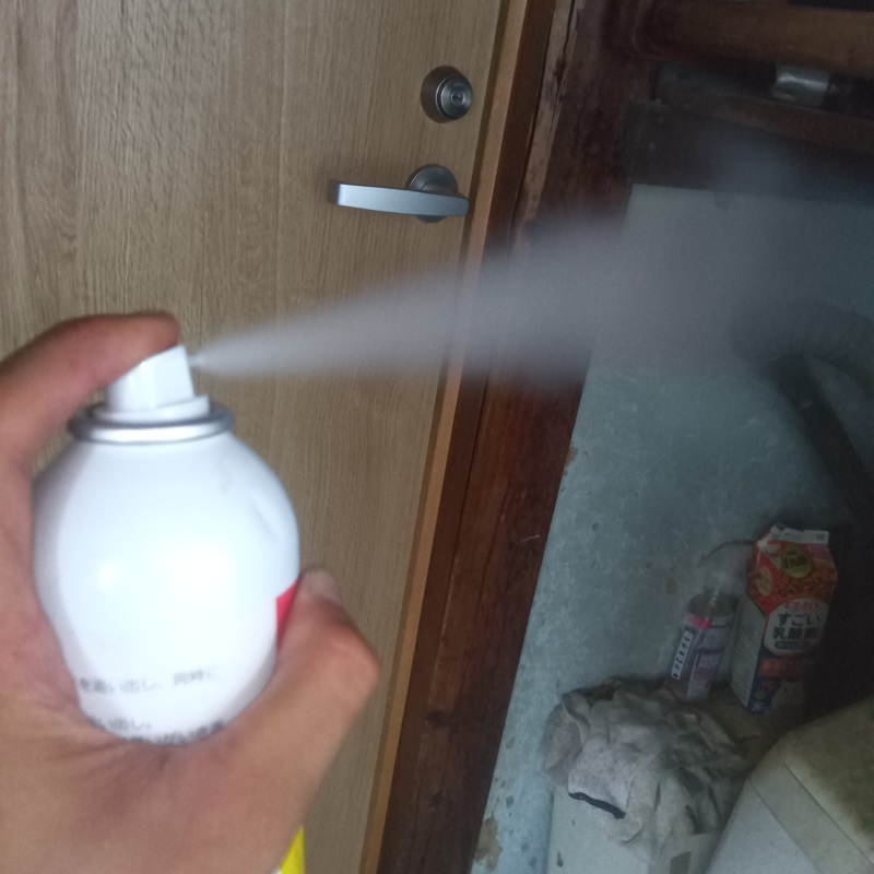 物置内に忌避剤を散布する様子