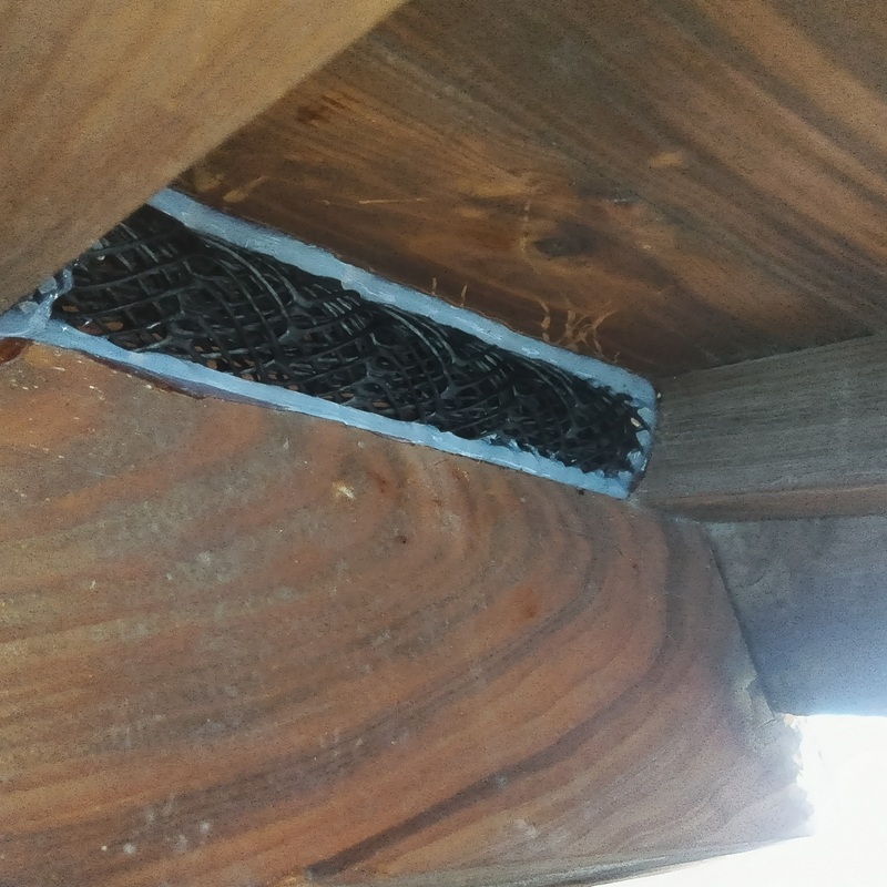 侵入口に網を設置して封鎖した様子