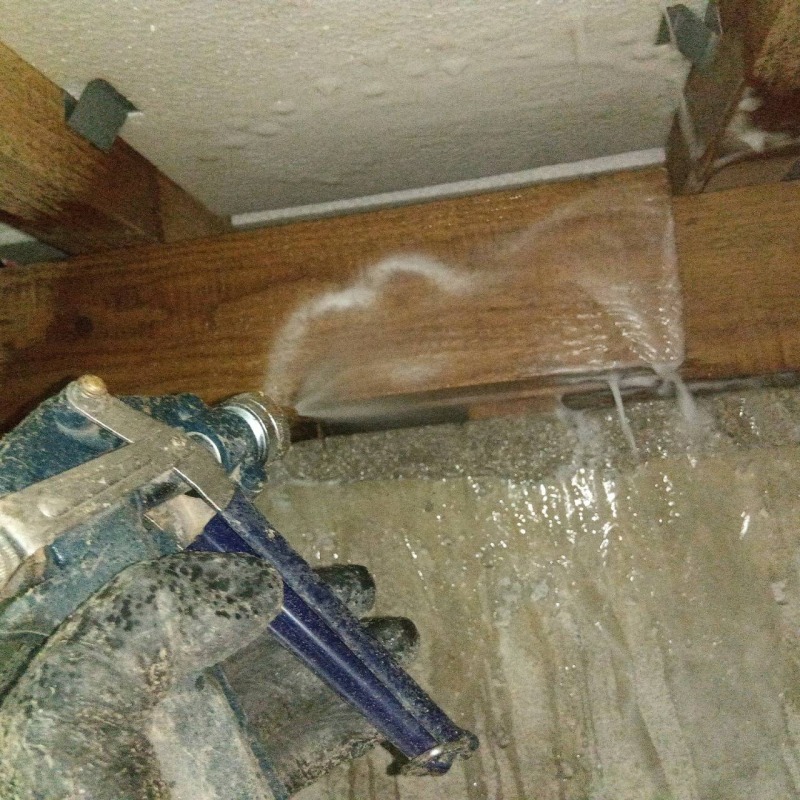 床下の木材にシロアリ駆除剤を散布