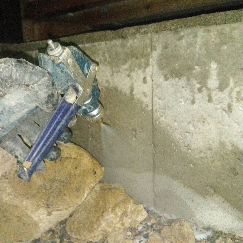 床下の地面にシロアリ駆除剤を散布