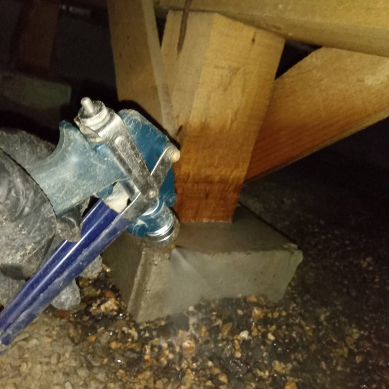 束石まわりにシロアリ駆除剤を散布