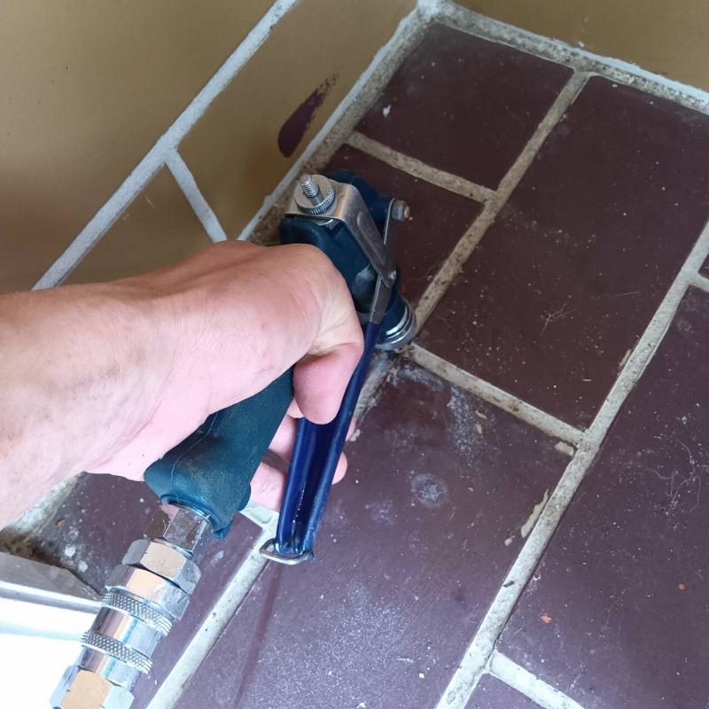 床に穴を開けてシロアリ駆除剤を注入