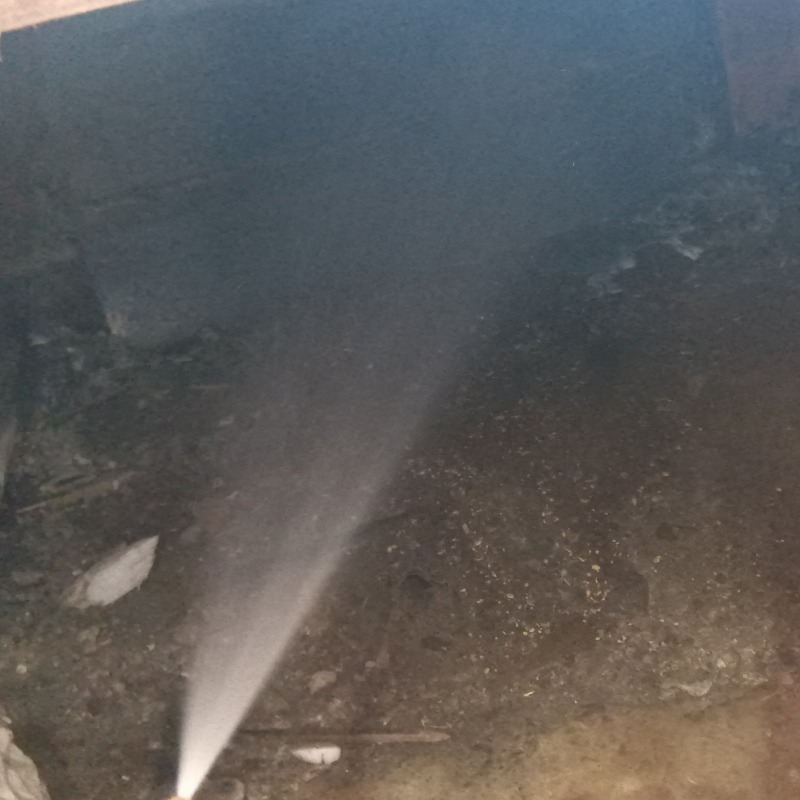 床下の地面にシロアリ駆除剤を散布