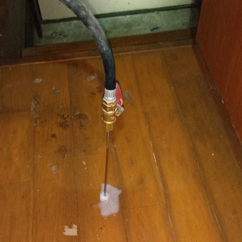 床に穴を開けてシロアリ駆除剤を注入