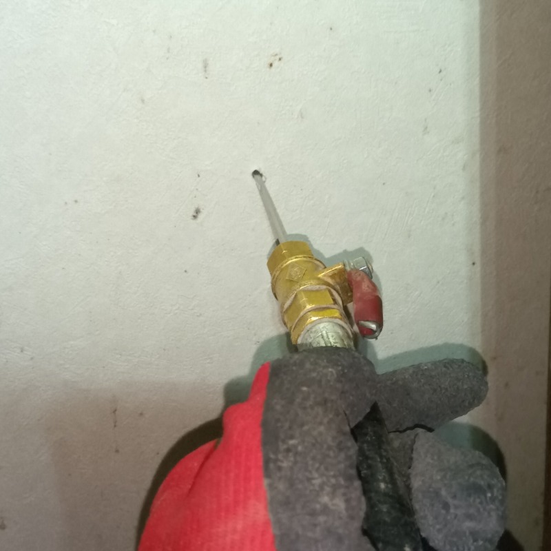 壁に穴を開けてシロアリ駆除剤を注入