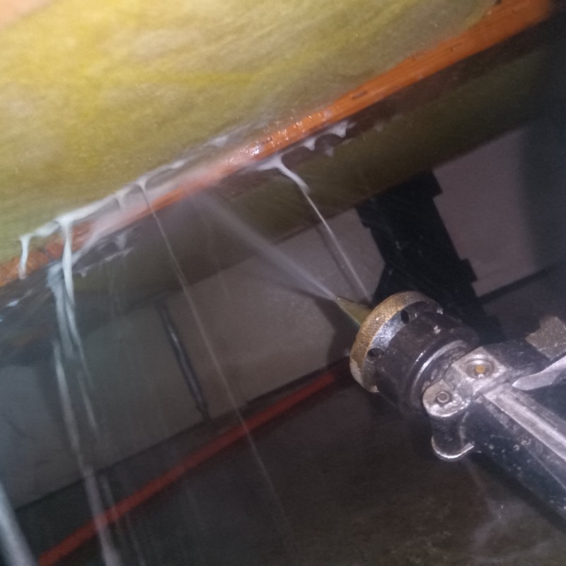 床下の木材に防蟻剤を散布