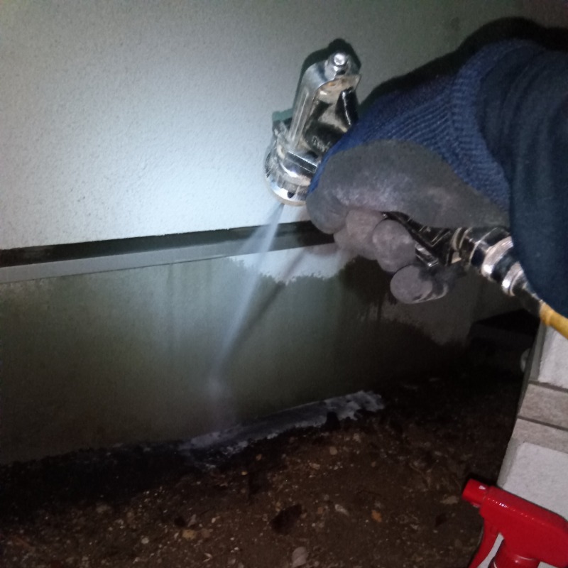 基礎まわりに防蟻剤を散布