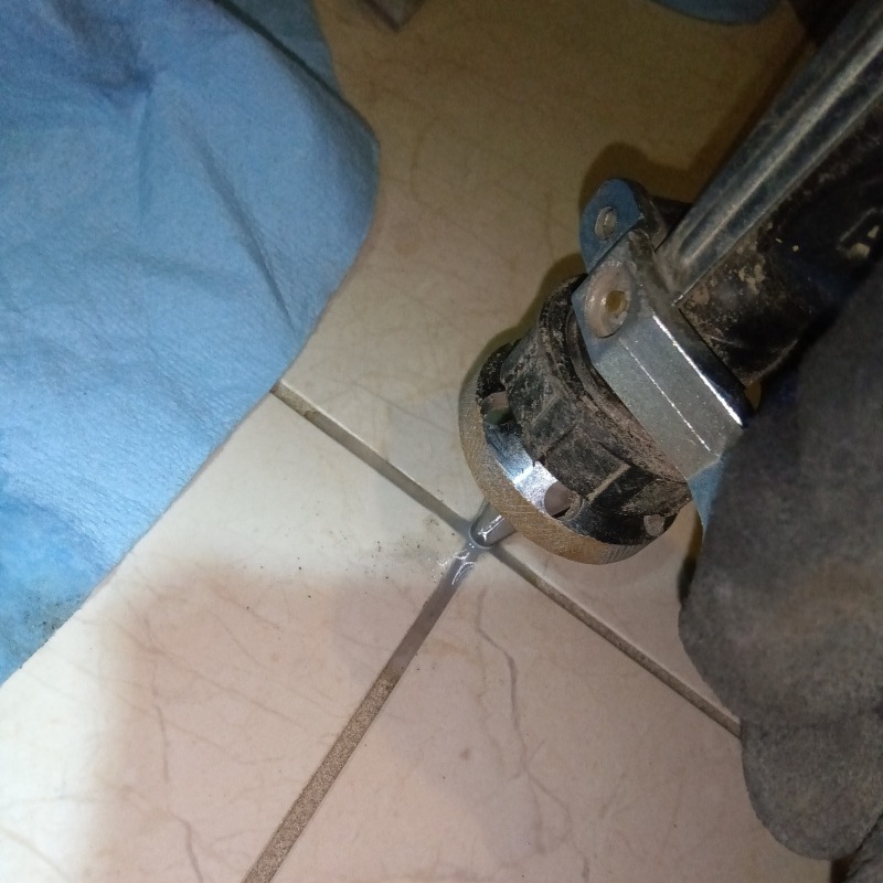 床に穴を開けて防蟻剤を注入