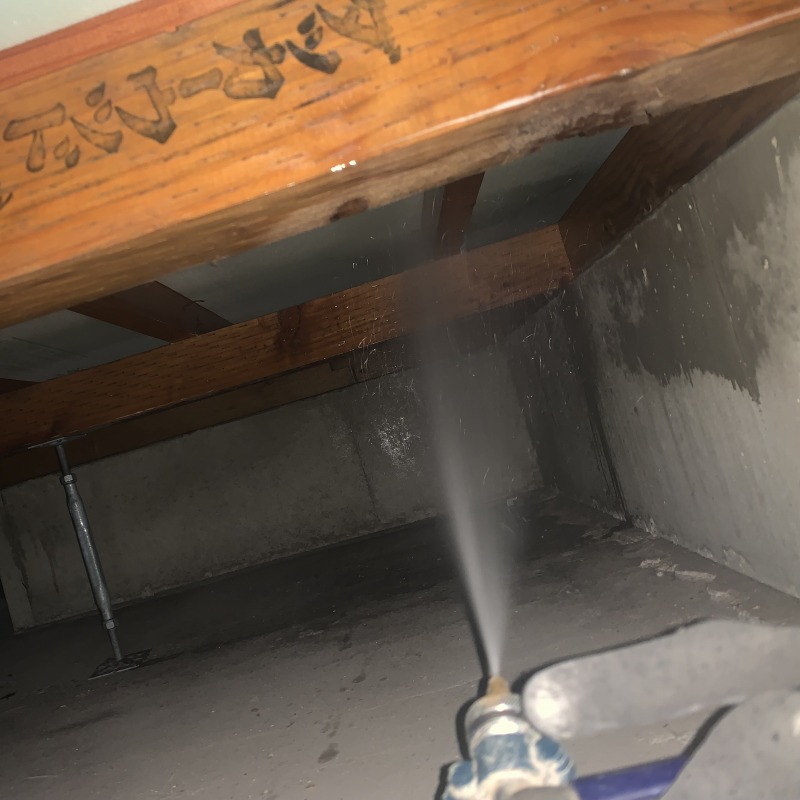 床下の木材にシロアリ駆除剤を散布