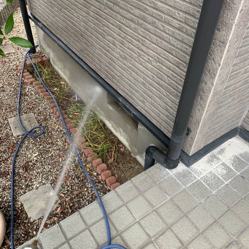 基礎まわりにシロアリ駆除剤を散布