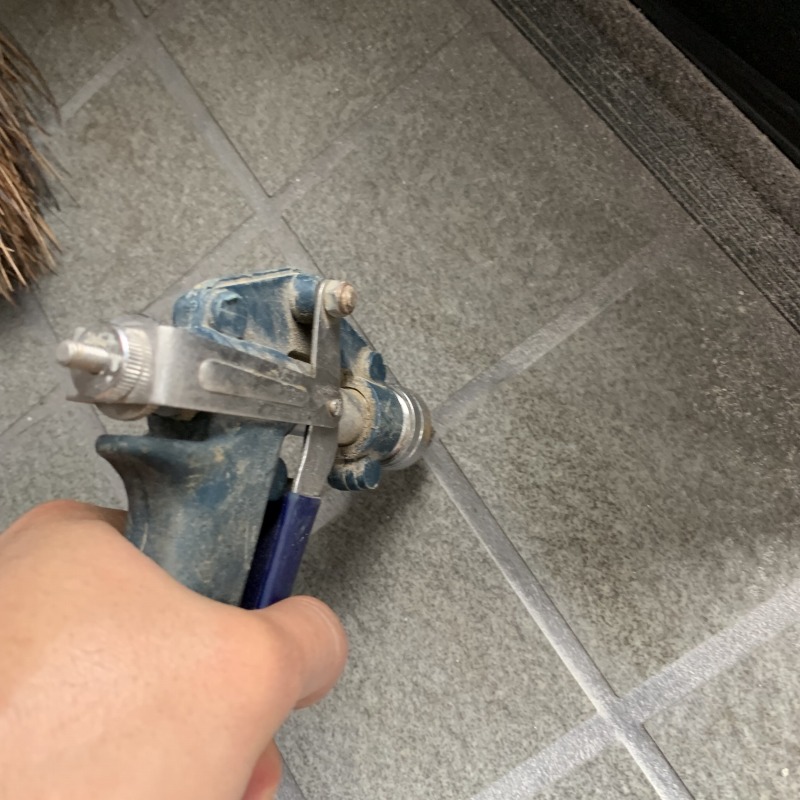 床に穴を開けてシロアリ駆除剤を注入