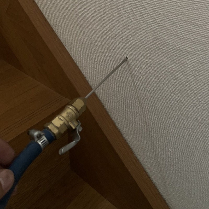 壁に穴を開けてシロアリ駆除剤を注入