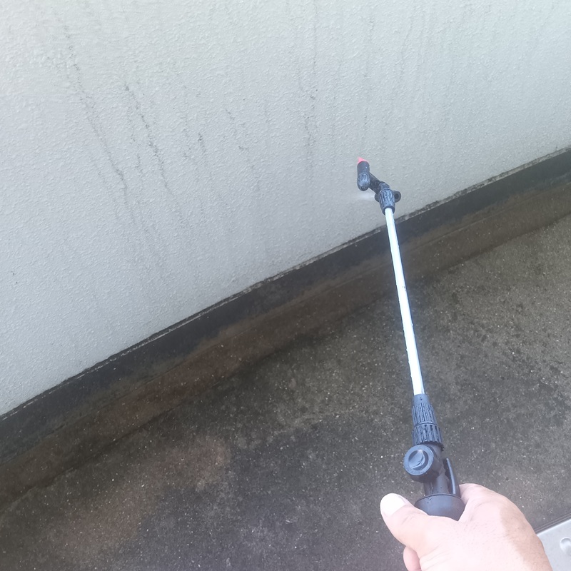 ベランダに除菌・殺虫剤を散布