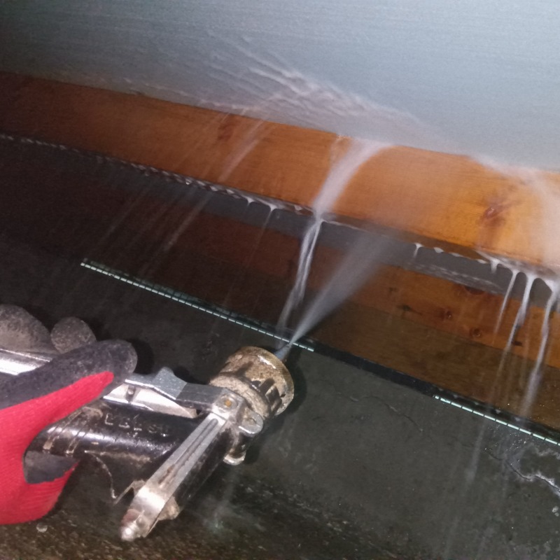 床下の木材にシロアリ駆除剤を散布