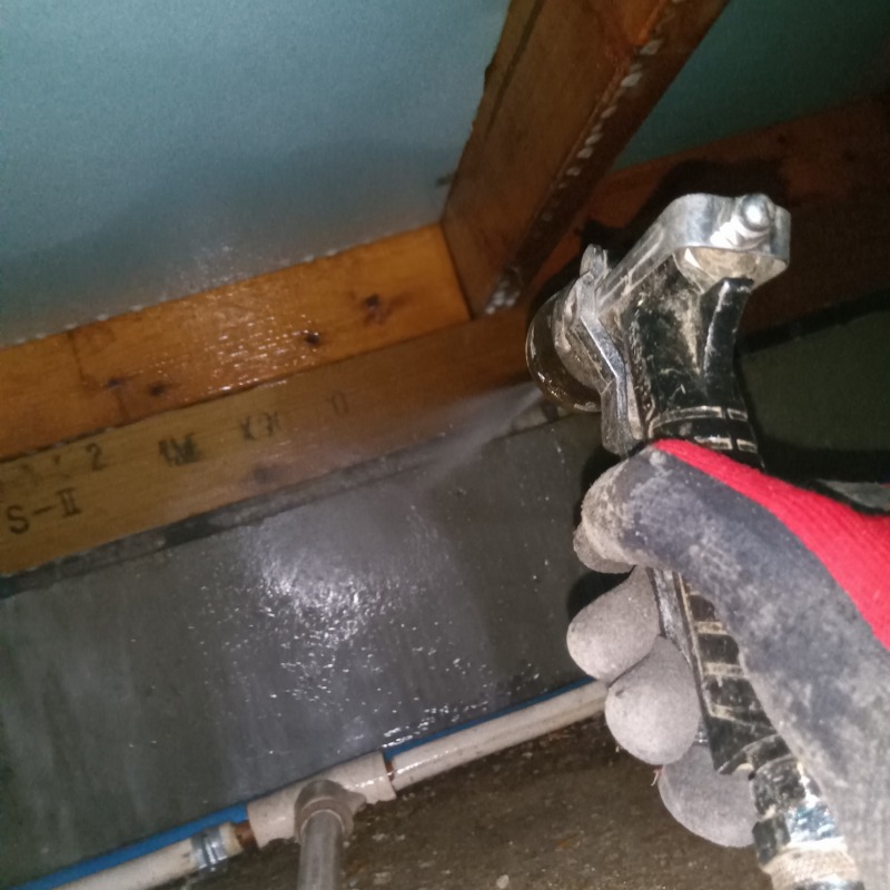 床下の土台にシロアリ駆除剤を散布