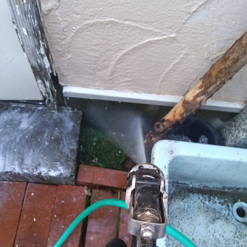 基礎部分にシロアリ駆除剤を散布