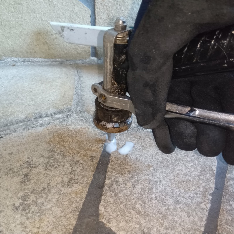 床に穴を開けてシロアリ駆除剤を注入