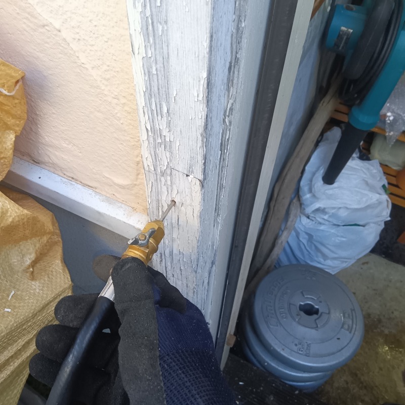 柱に穴を開けてシロアリ駆除剤を注入